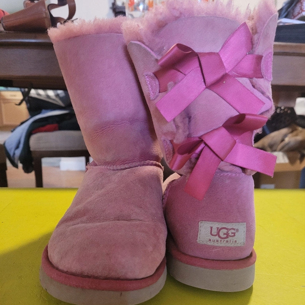 BAILY BOW UGGS ELDERBERRY SZ 8
